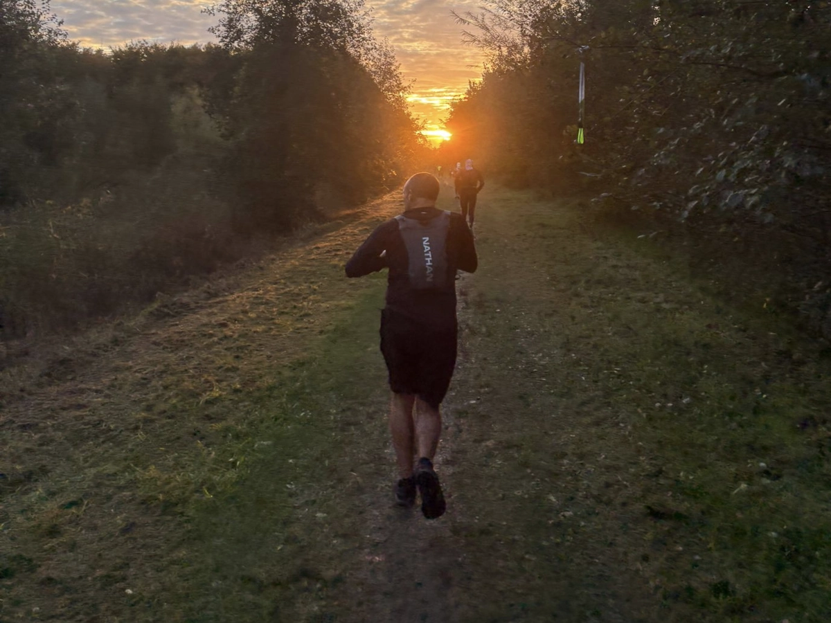 De nacht in tijdens een Backyard Ultra met lopers en verlichting