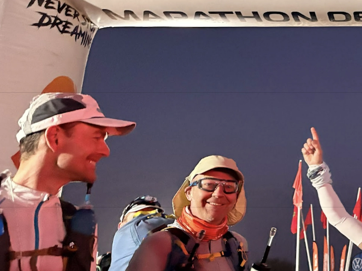 Genieten bij de start van een etappe van de Marathon des Sables