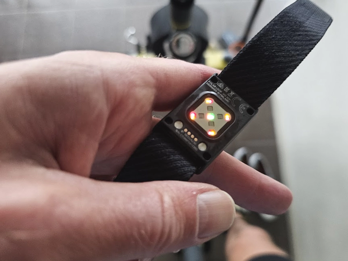 Hartslagsensor van de Polar Loop tijdens test op hometrainer