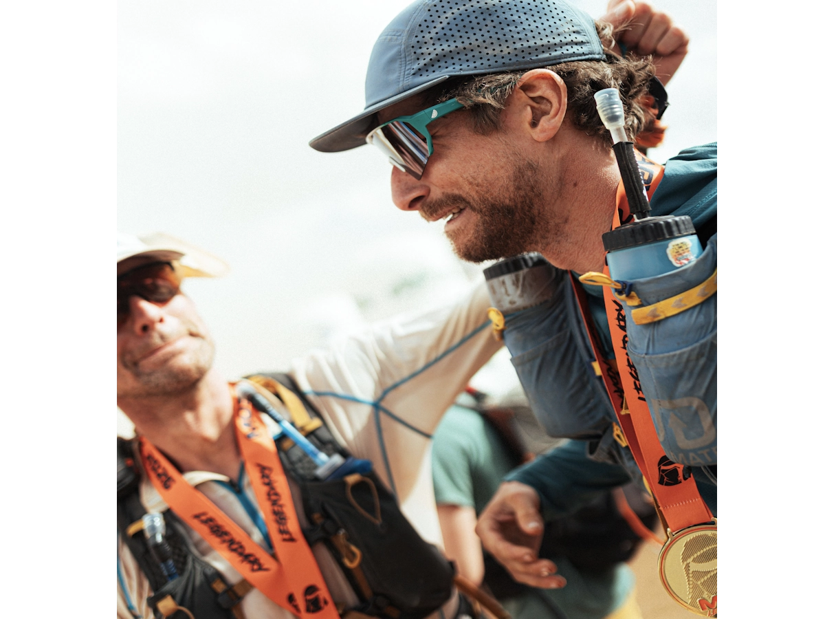 Emotioneel moment bij de finish van de Marathon des Sables