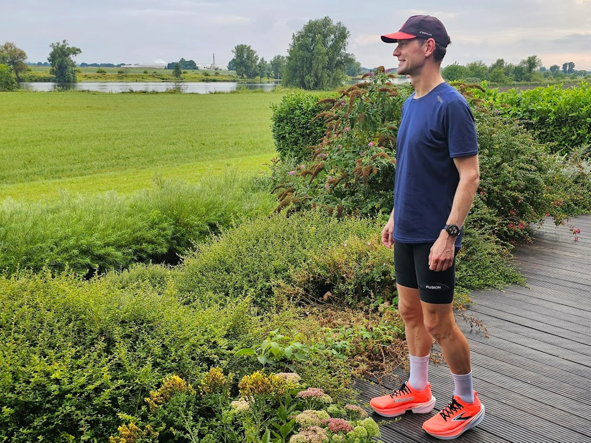 Loper met de Brooks Hyperion Max 3 hardloopschoenen aan