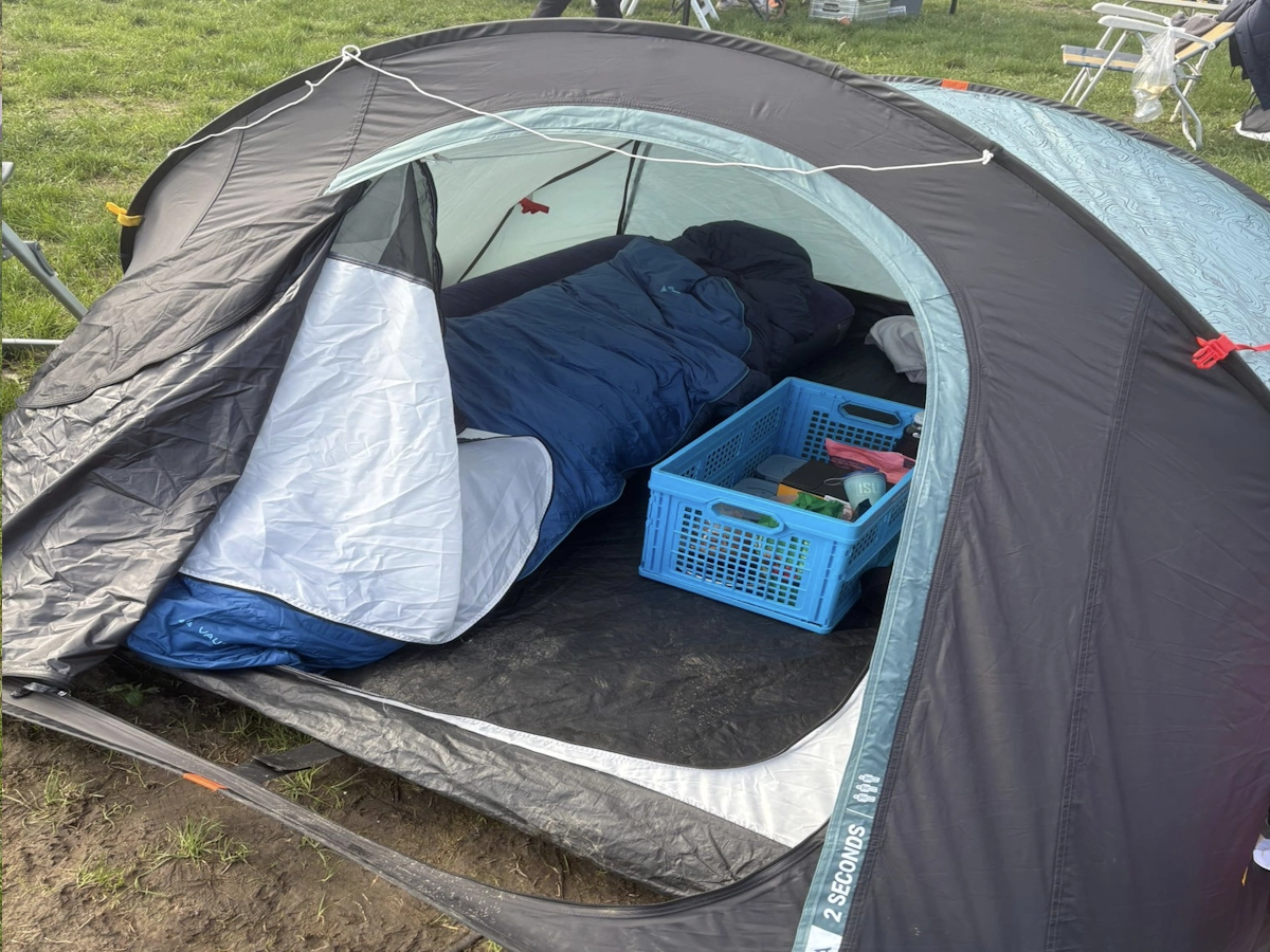 Inrichting van een tentje met spullen voor een Backyard Ultra