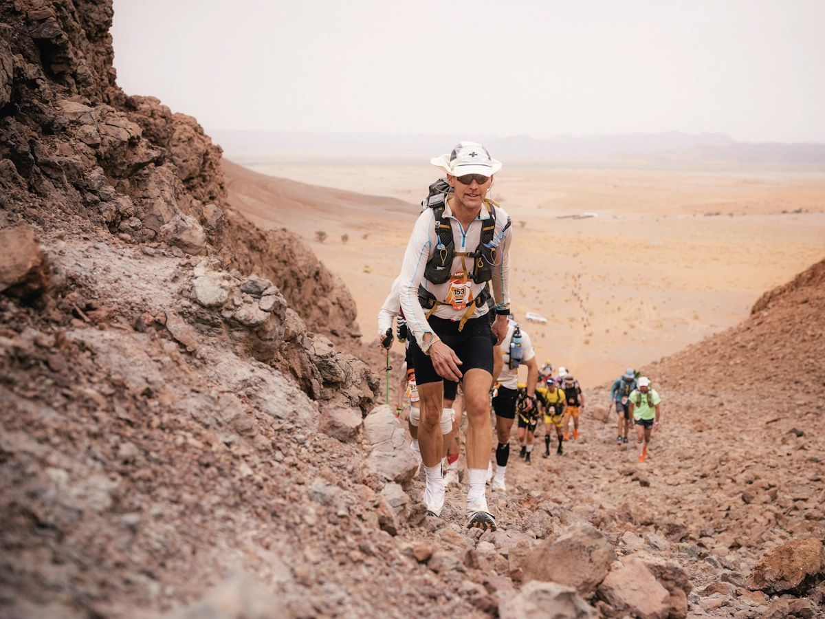 Klimmen over zand en rotsen tijdens de Marathon des Sables