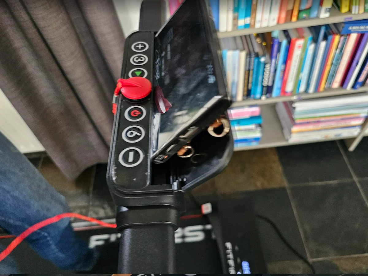 telefoonhouder op compacte loopband 12 km per uur