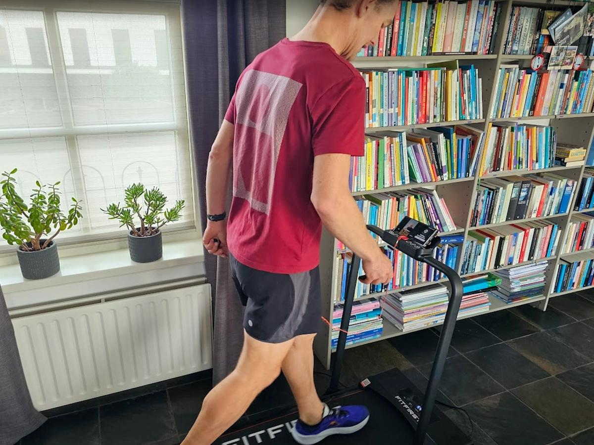 tv kijken tijdens lopen op loopband in huis