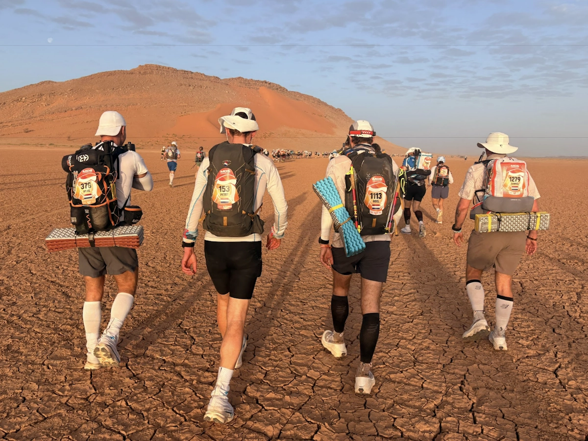 Met zijn vieren onderweg tijdens de Marathon des Sables