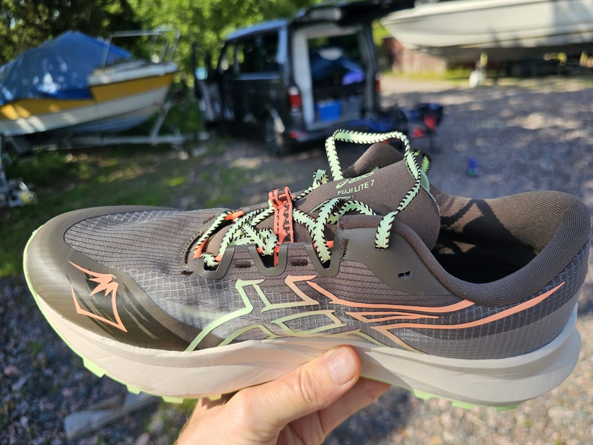 ASICS Fuji Lite 7 trailschoenen in mijn hand