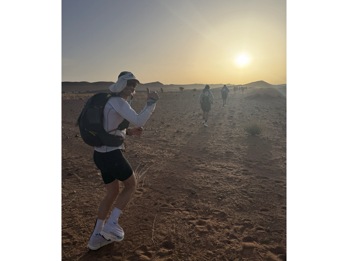 Onderweg door de Sahara tijdens Marathon des Sables etappe
