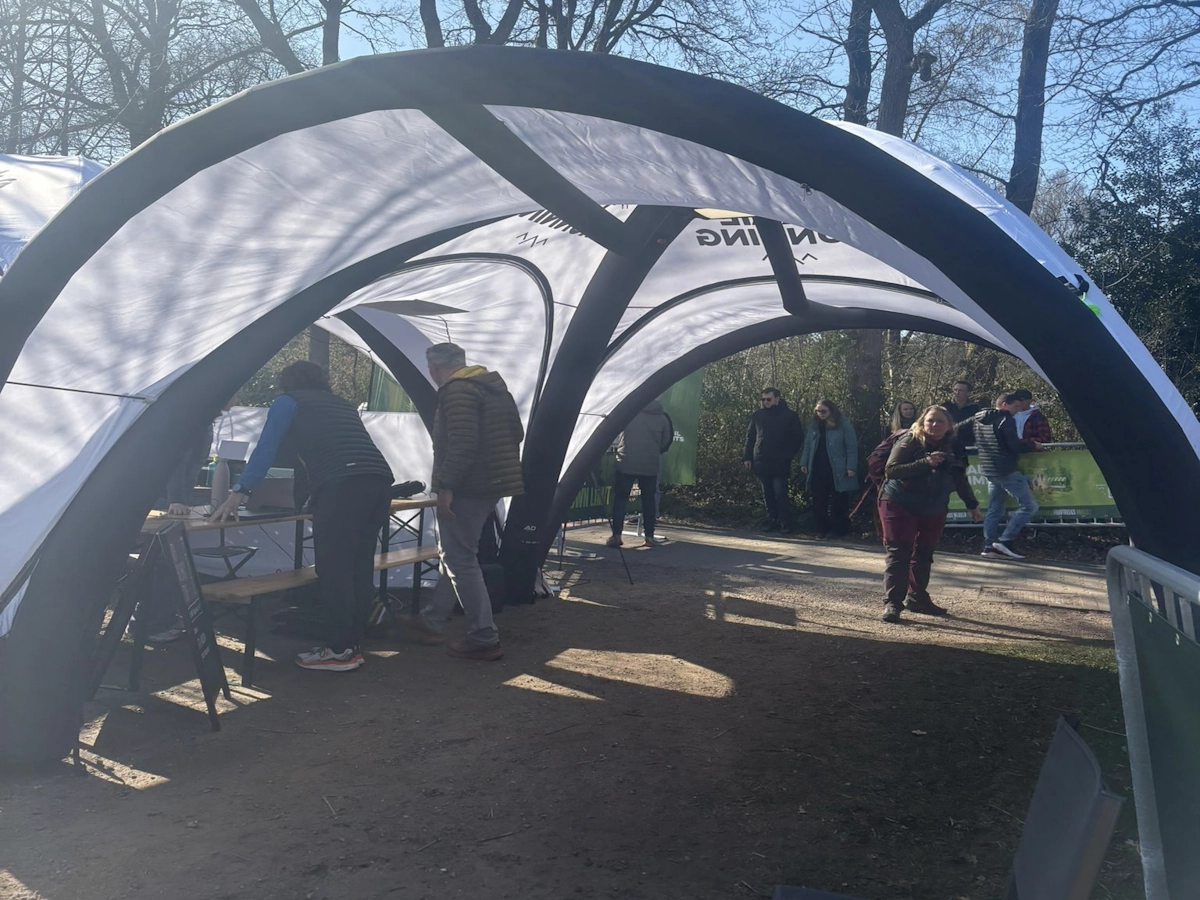 Organisatie en deelnemers bij de startlocatie van een Backyard Ultra