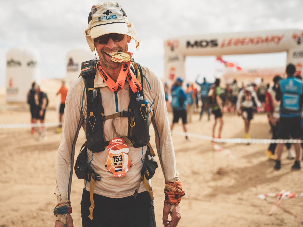 Peter finisht in de Sahara tijdens de Marathon des Sables
