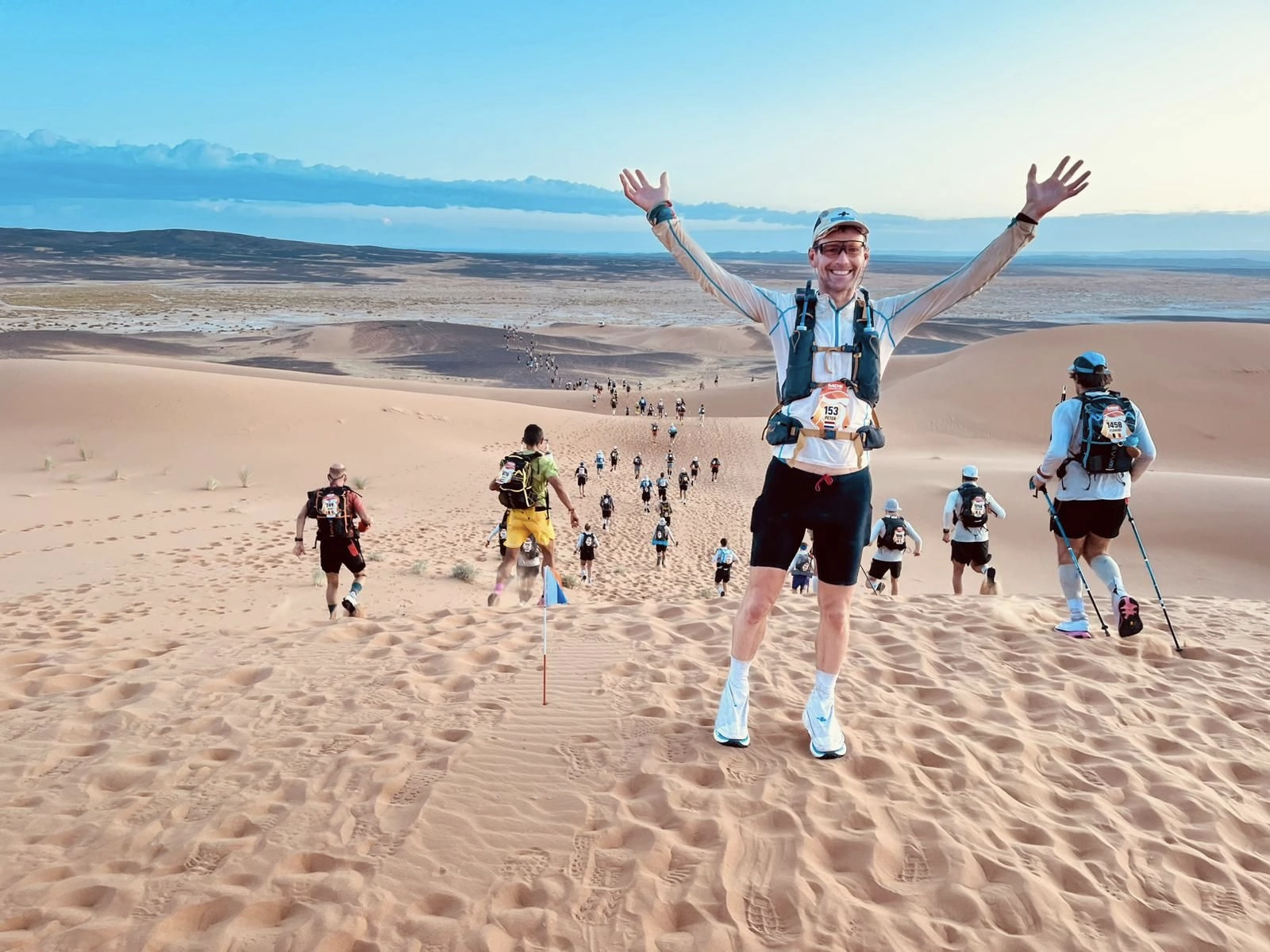 op het zand in de woestijn vrolijk
