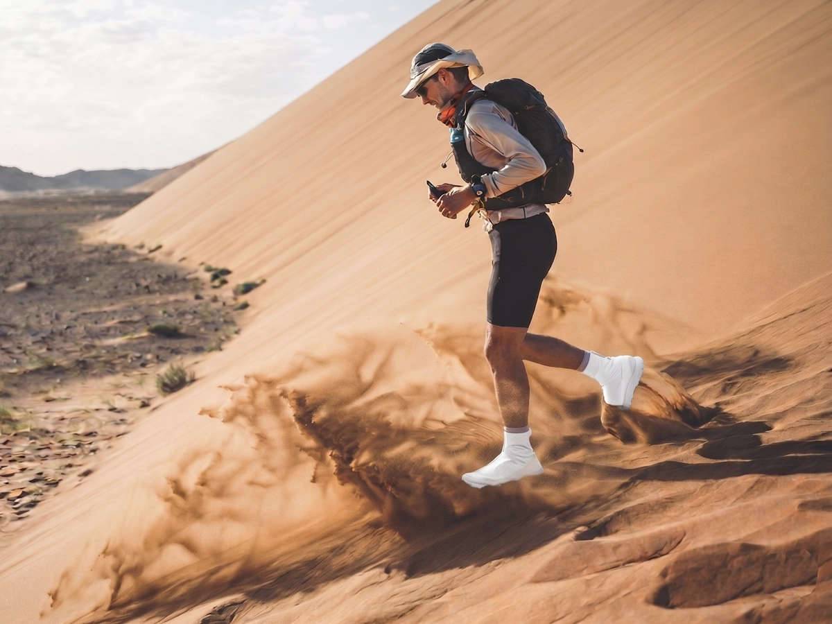 Peter in een afdaling door de Sahara tijdens de Marathon des Sables