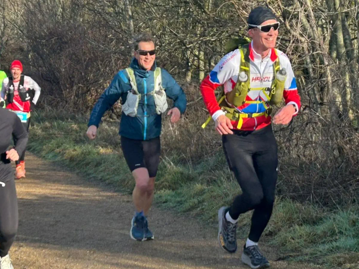 peter aan het hardlopen met zonnebril op sterkte van Julbo