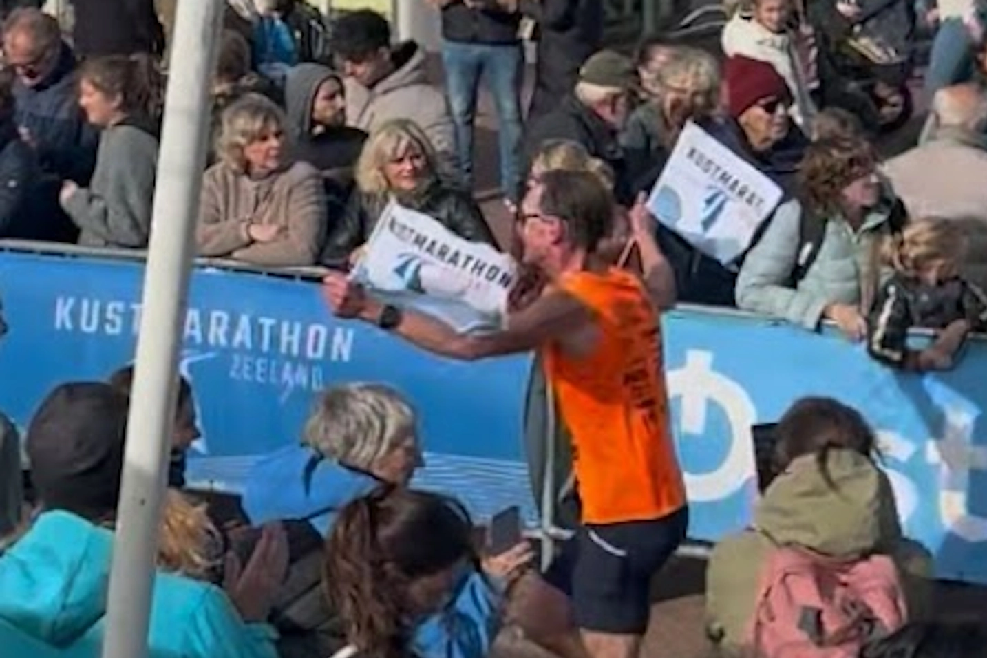 Peter rent langs vlaggen richting finish bij stormachtige Kustmarathon Zeeland