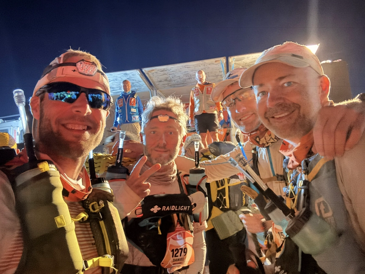 Roel Daniel Eric en Peter bij de start van een Marathon des Sables etappe