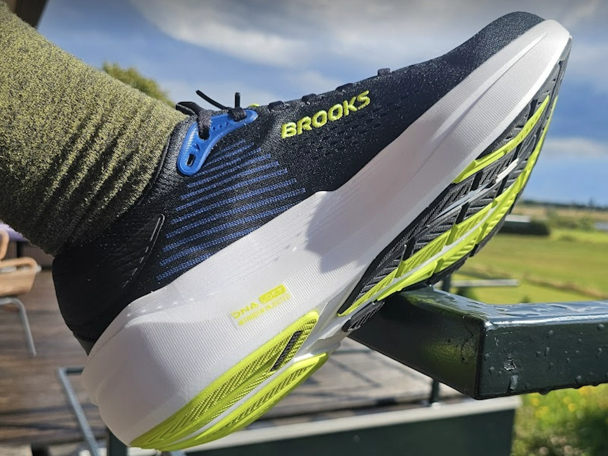 Brooks Ghost Max 3 vanuit een schuine hoek gefotografeerd