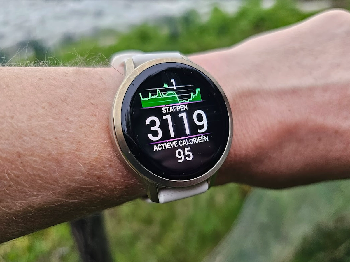 Garmin Venu 4 meet stappen en calorieverbruik tijdens dagelijkse activiteit