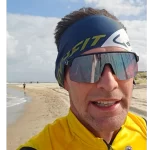 strand–eindelijk-peter-vlaggen-2-Hardlopen-met-veel-wind-storm-finish