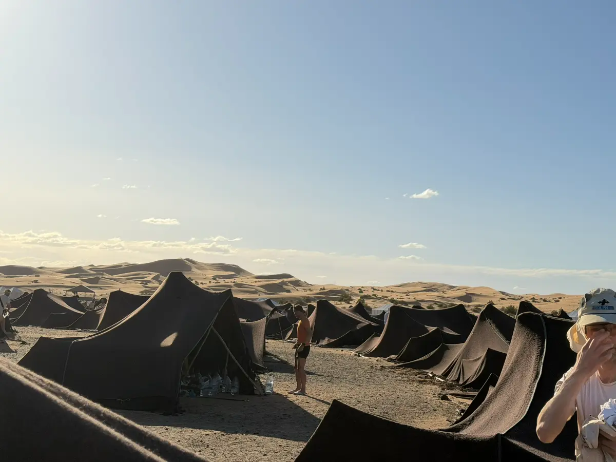 Tentenkamp Marathon des Sables in de Sahara bivak