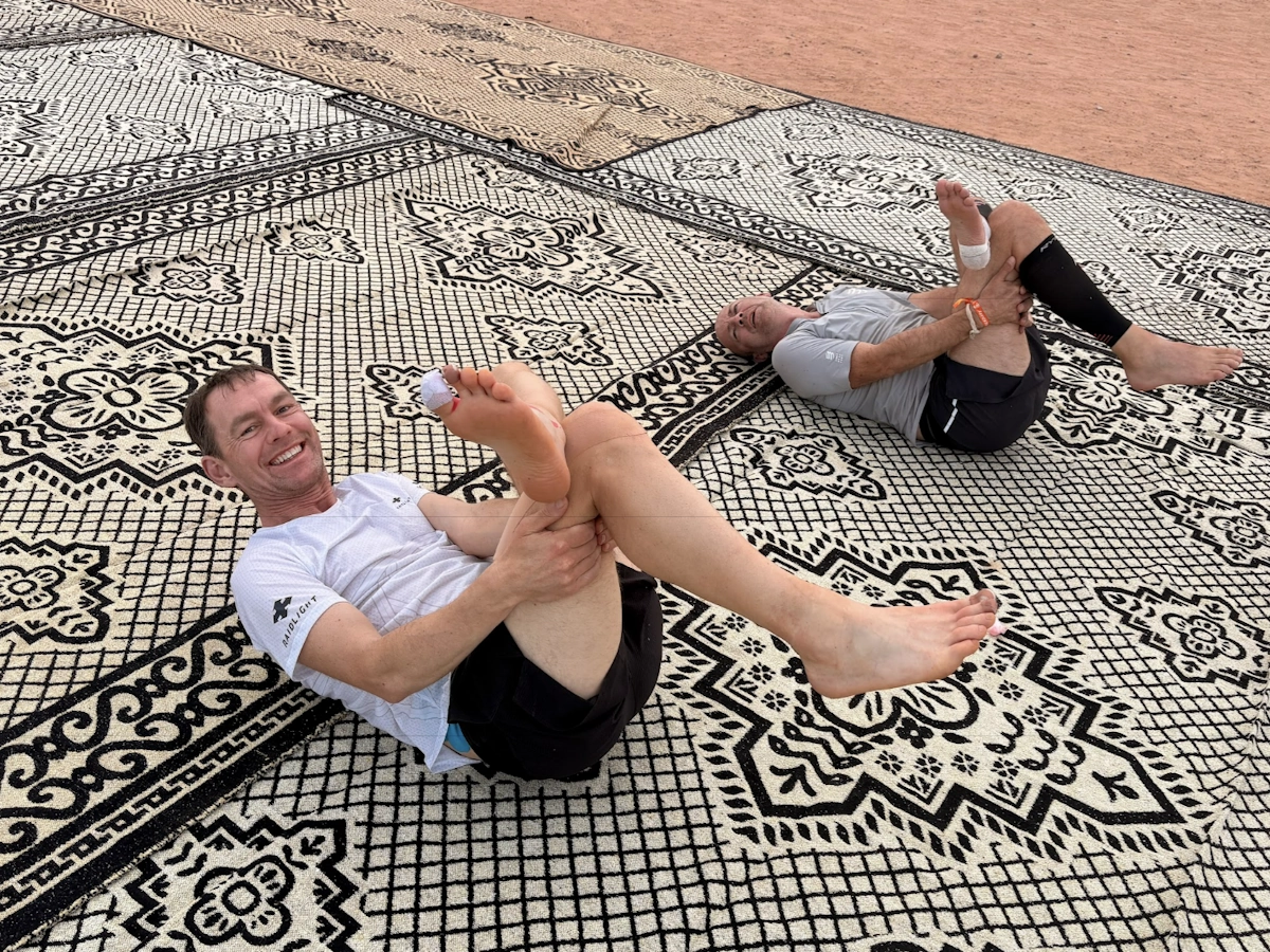 Yoga en rekken in het kamp tijdens de Marathon des Sables