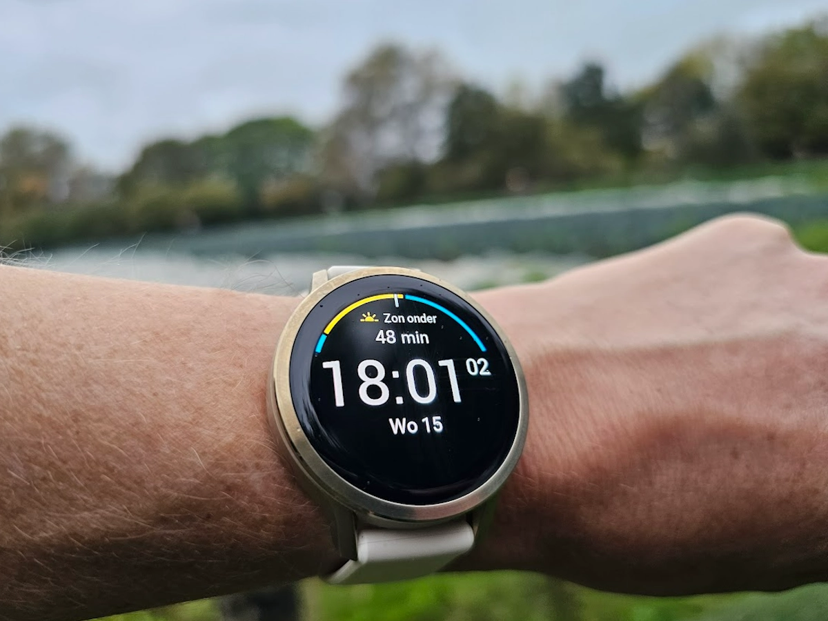 Garmin Venu 4 om de pols tijdens zonsondergang met helder AMOLED-scherm